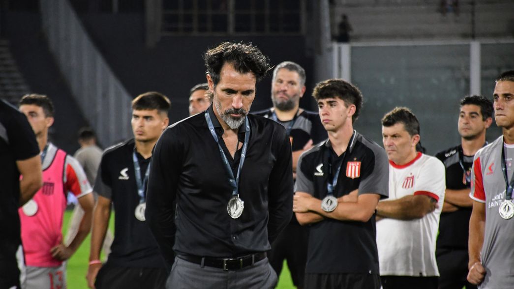 Golpeado y enojado: Eduardo Domínguez volvió a criticar a los árbitros