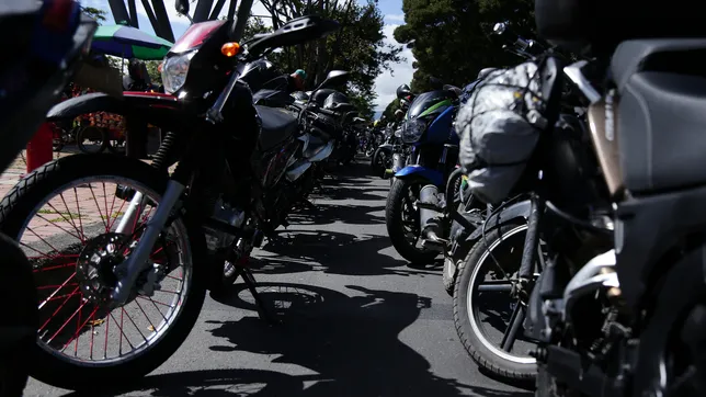 otra madrugada de descontrol en plaza moreno por una caravana de motos que altero a los vecinos