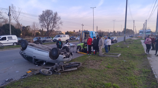 un hombre termino internado tras un fuerte choque y vuelco en plena 520