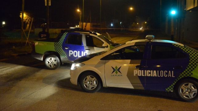 brutal ataque en la plata: motochorros apunalaron a una mujer para robarle