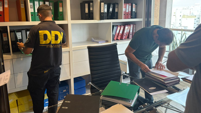 la justicia allano las oficinas de abes por una causa de presunto vaciamiento de los exduenos