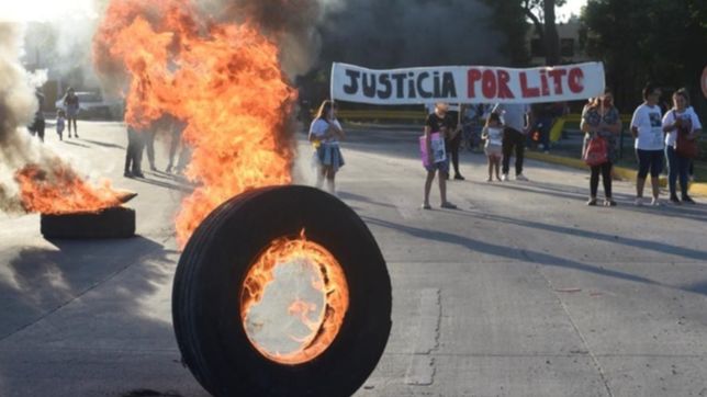 pedido de justicia y corte de transito en la rotonda de ingreso a la plata