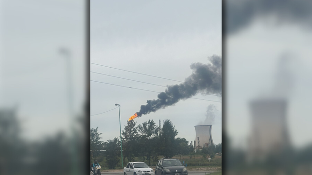la antorcha de ypf se intensifico y una gran columna de humo se vio desde la plata