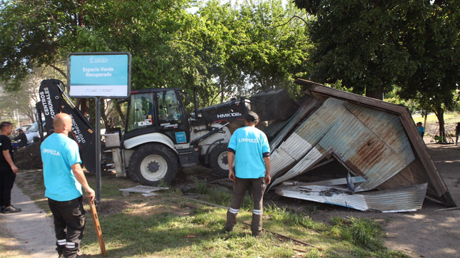 tiraron una vieja casilla ferroviaria de la plata y mudaron a la familia que la habitaba desde hace anos 