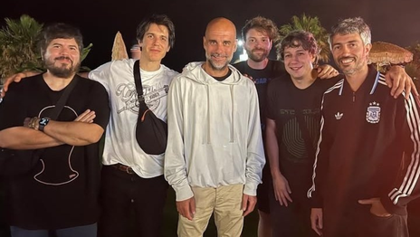 El inesperado cruce entre Santiago Motorizado y Pep Guardiola en el Primavera Sound de Barcelona El inesperado cruce entre Santiago Motorizado y Pep Guardiola en el Primavera Sound de Barcelona
