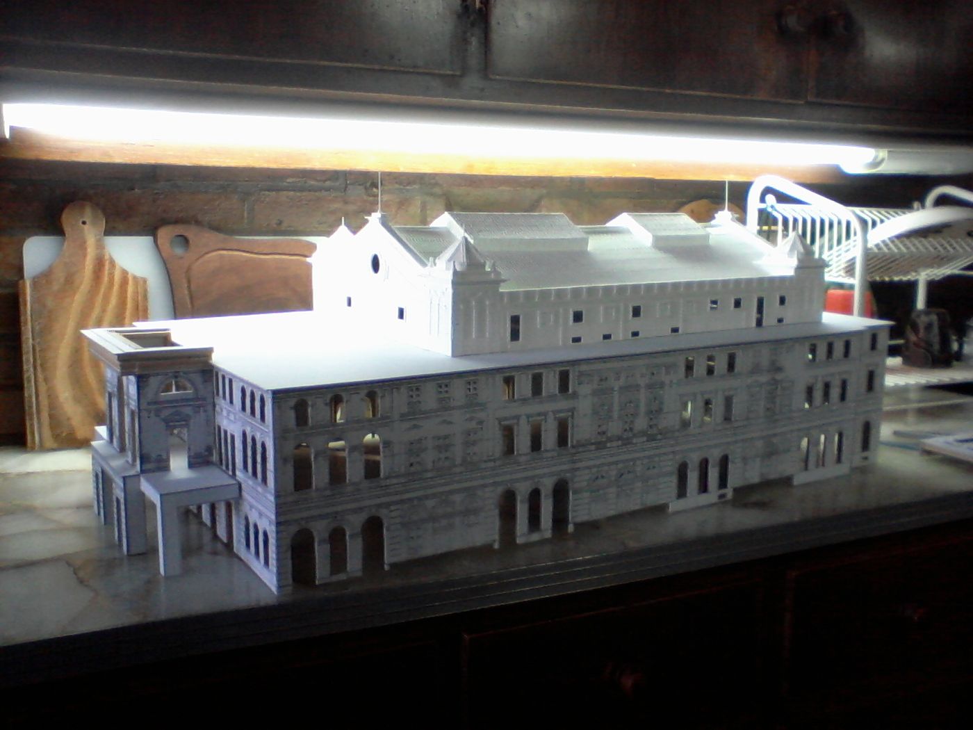 La maqueta en construcción en la mesada de la cocina de Zacarías Gianni, un año antes de su presentación