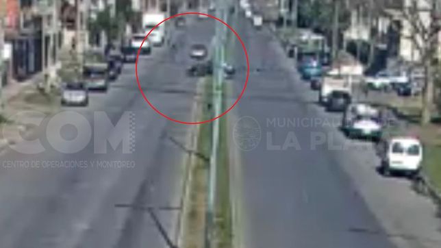 se conocieron imagenes del choque en la plata en el que murio un motociclista