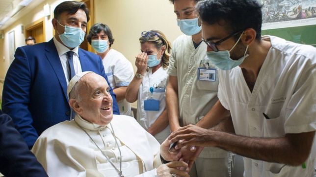 el papa francisco, tras su operacion: ?un enfermero me salvo la vida?