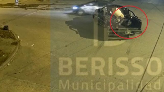 susto y milagro en berisso: choco una camioneta que llevaba a un hombre en la caja