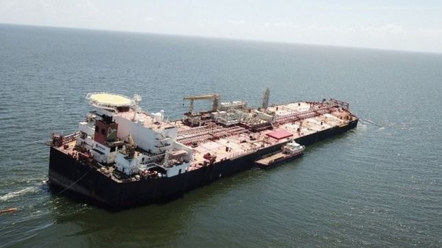 se hunde un buque con mas de un millon de barriles de petroleo y temen un caos ambiental
