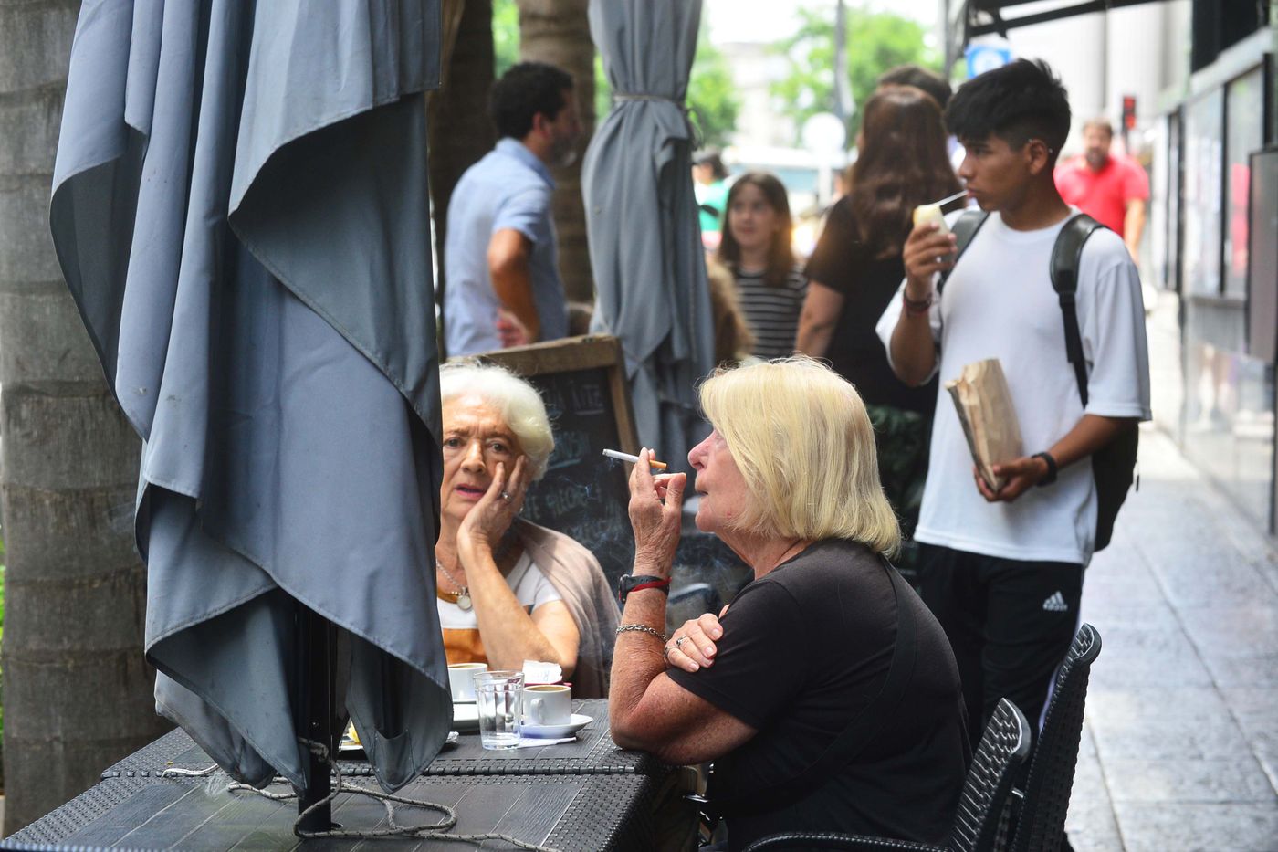 Algo de sombra en algún rincón del centro de La Plata, un puchito y a resignarse, qué va a ser... Algo de sombra en algún rincón del centro de La Plata, un puchito y a resignarse, qué va a ser...