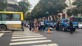 fuerte accidente en pleno centro de la plata: un motociclista resulto herido tras ser embestido por un micro fuerte accidente en pleno centro de la plata: un motociclista resulto herido tras ser embestido por un micro