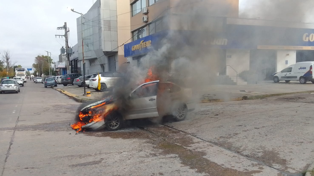 un jubilado de 74 anos iba manejando por avenida 32 y se le prendio fuego el auto