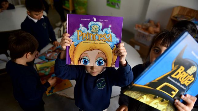 chicos de un jardin platense reinventaron las historias que les contaba la maestra y escribieron su propio libro de cuentos