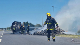 un camion que transportaba papel higienico por la ruta 2 se prendio fuego y genero alarma