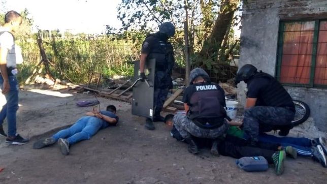 cayo una banda que manejaba un taller clandestino lleno de autopartes y escopetas tumberas