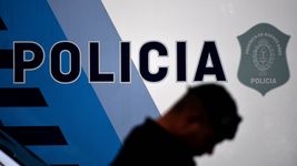 ladrones asaltaron a una familia y estuvieron a punto de irse con un nene en su camioneta ladrones asaltaron a una familia y estuvieron a punto de irse con un nene en su camioneta