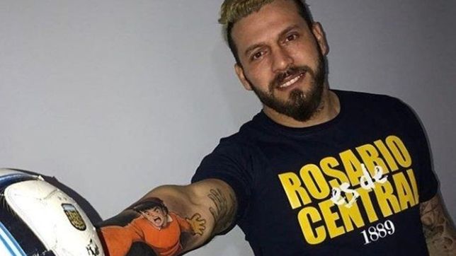 fatura broun se tatuo en plena cuarentena a benji price en el brazo