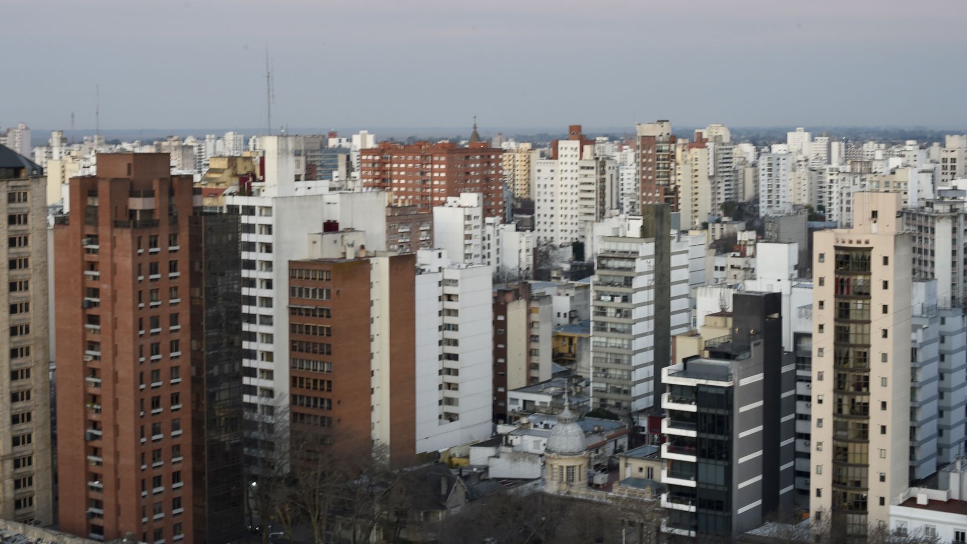 ¿Cuáles son las alturas de los edificios permitidas en cada avenida de La Plata?
