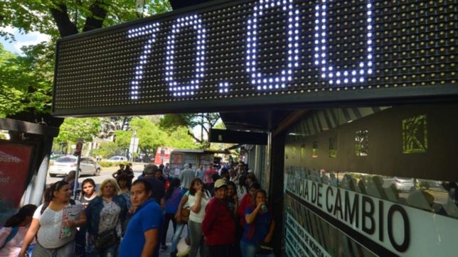 el dolar ya se vende a $70 en las casas de cambio de la plata