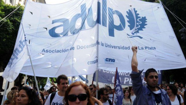 los docentes universitarios rechazaron la oferta salarial de milei