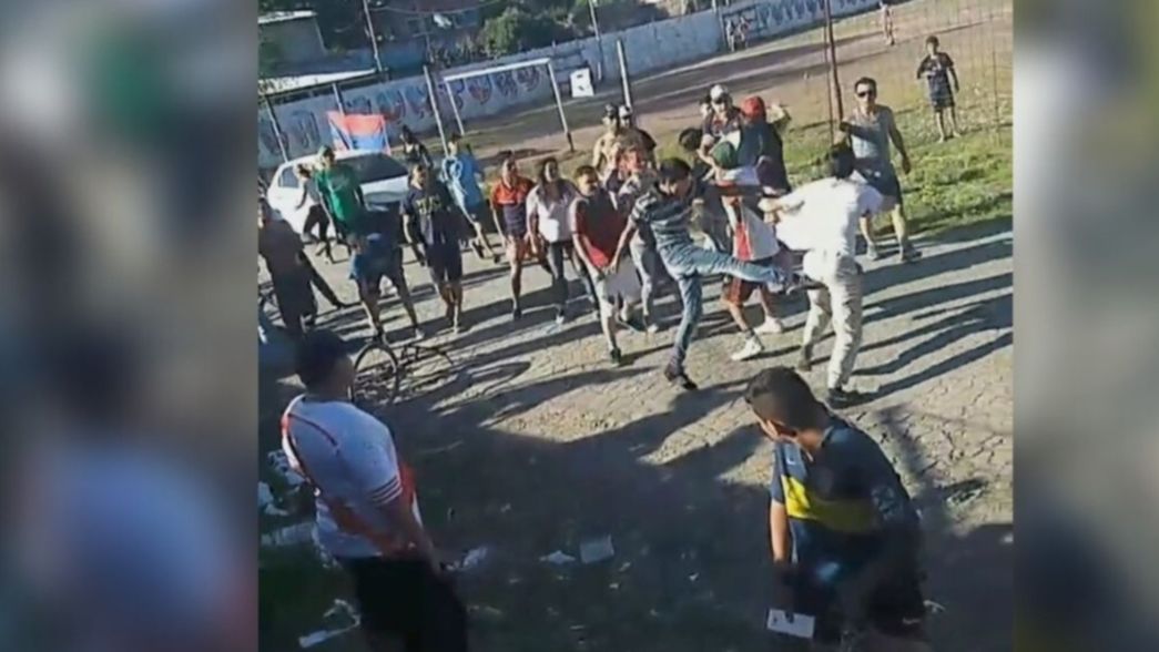 VIDEO: Piedrazos, trompadas y corridas en un partido de la Liga Amateur Platense