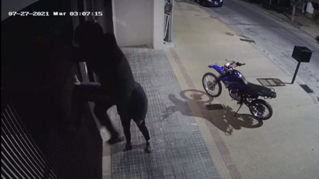 video: motochorros se colgaron de un porton y trataron de entrar a un edificio de la plata