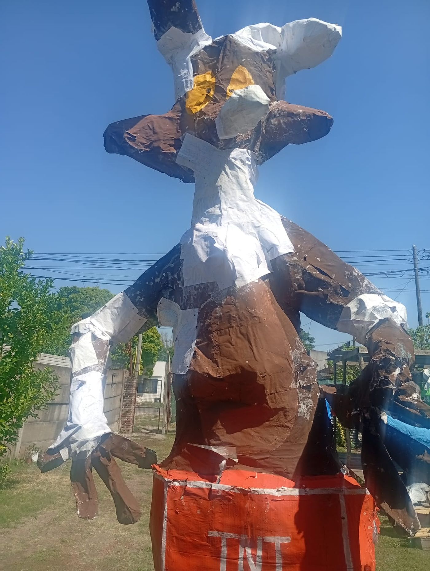 Los muñecos ya estaban pintados y listos para el 31. El grupo de chicos que trabaja en ellos ya los empapeló y ahora deberán repintarlos.