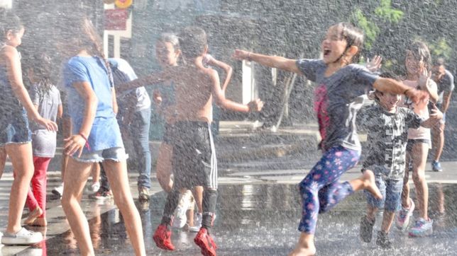 por los ninos: una avenida de la plata se convirtio en un juegoteca al aire libre