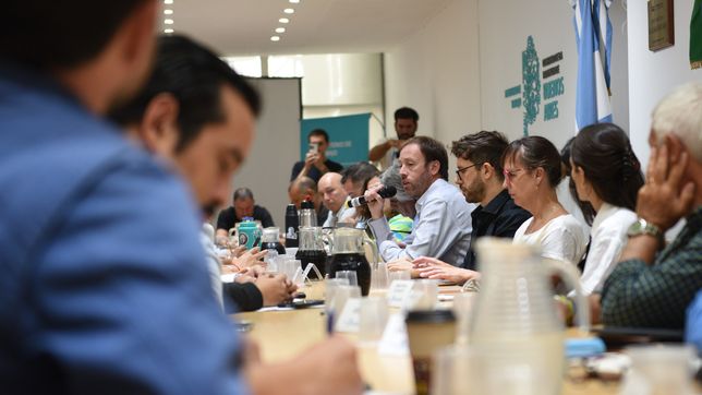 la provincia recibe a docentes, estatales y judiciales para discutir salarios