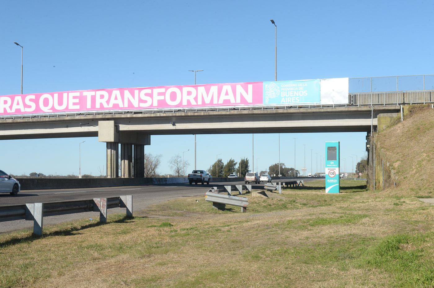 Dos de los nuevos tótems están instalados en el puente de Villa Elisa para controlar la velocidad en la Autopista La Plata-Buenos Aires