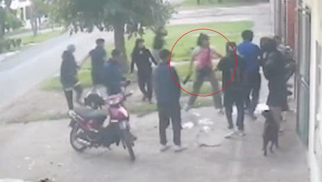 Se conoció el video del ataque en manada en Los Hornos que terminó con un joven amputado Se conoció el video del ataque en manada en Los Hornos que terminó con un joven amputado