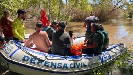 Seis pescadores fueron rescatados en el Río de la Plata tras quedar aislados por la crecida Seis pescadores fueron rescatados en el Río de la Plata tras quedar aislados por la crecida