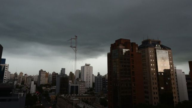 la plata en alerta amarillo por tormentas y vientos de casi 70 km/h