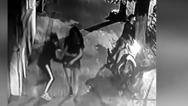 video: una joven de la plata se resistio al robo de su cartera y echo a los ladrones