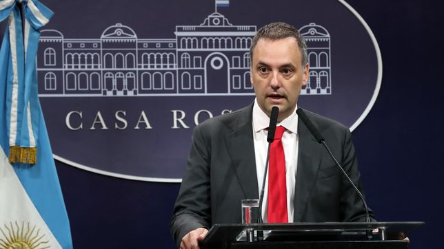 la justicia investiga otro posible viaje de manuel adorni al exterior y crece el escandalo