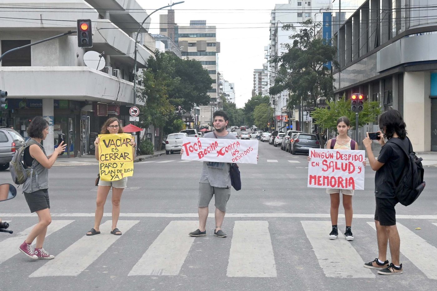 Protesta La Plata contra los despidos del Gobierno (4).jpeg