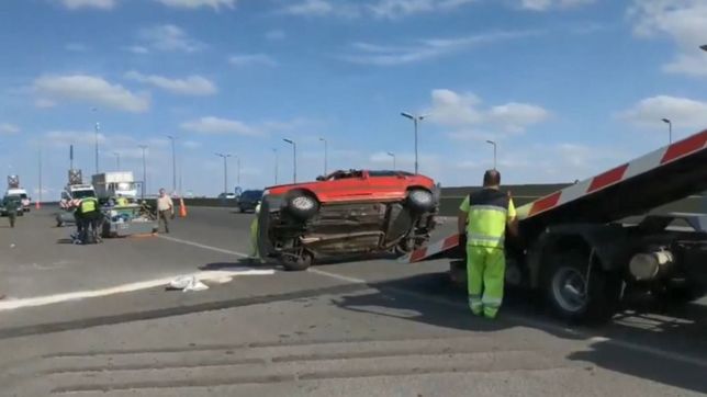 impactante vuelco en la subida de la autopista la plata - buenos aires