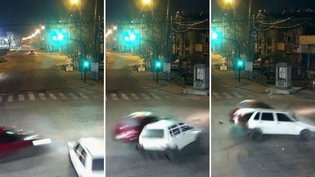 brutal choque en ensenada luego de que un auto cruzara con el semaforo en rojo