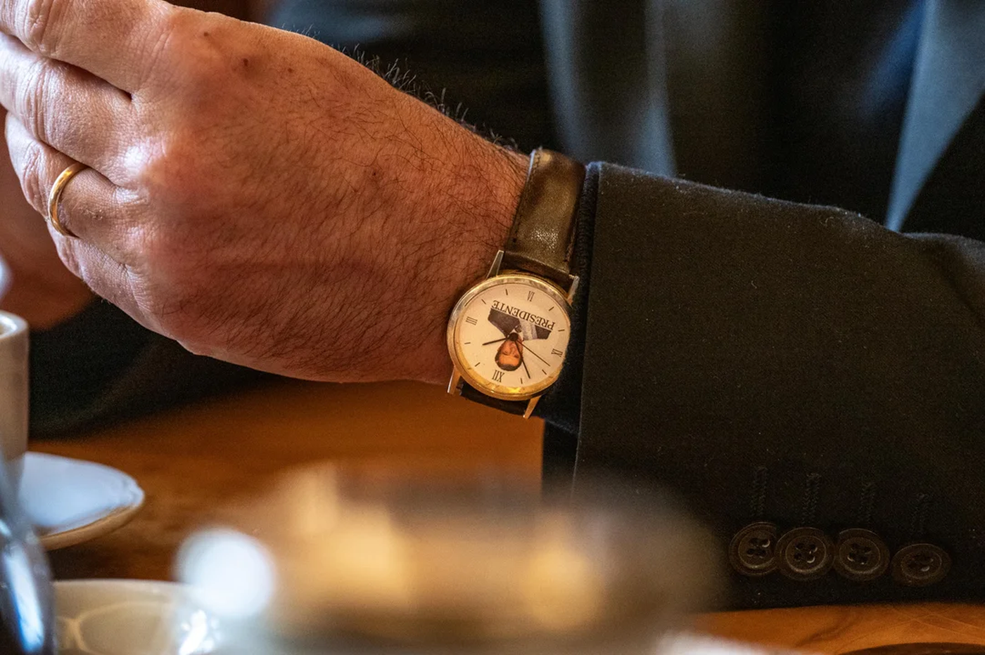 El reloj que usa Francisco Adorni tiene la cara de Carlos Menem