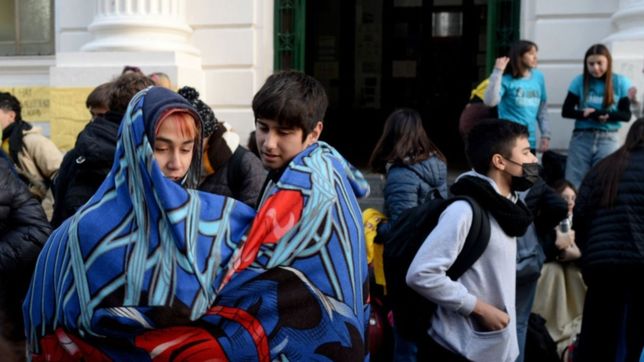 los estudiantes del normal 1 hicieron un frazadazo por los problemas edilicios
