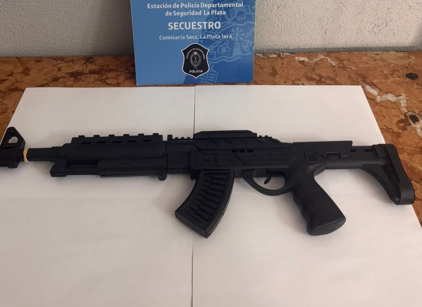 El arma de juguete que causó pánico en la Facultad de Arquitectura.