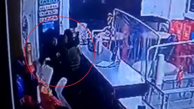 la empleada de un local de la plata se resistio a un brutal robo armado y echo al ladron