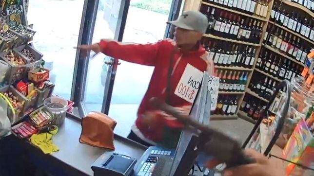 video: a punta de pistola, dos ladrones saquearon la registradora de un comercio de la plata en 20 segundos