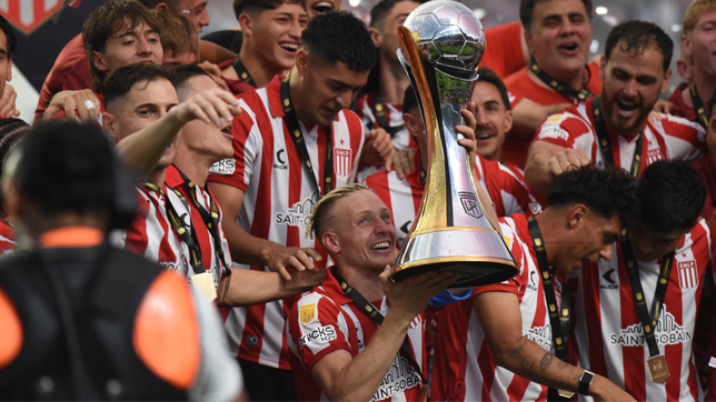 ascacibar festejo el trofeo de campeones y hablo sobre su futuro en estudiantes
