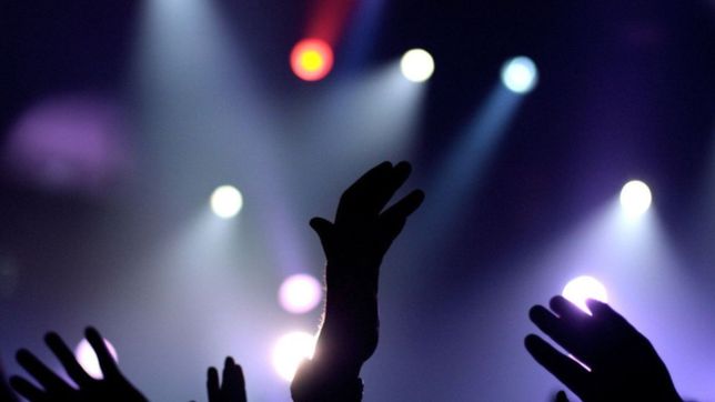 golpean brutalmente a un hombre y su hijo en la puerta de un boliche