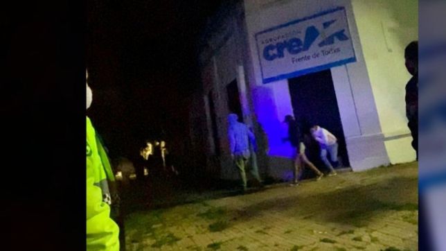 video: cerraron un local partidario de la plata donde hacian una fiesta clandestina