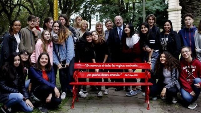 el colegio nacional coloco un banco rojo en memoria de las victimas de violencia de genero
