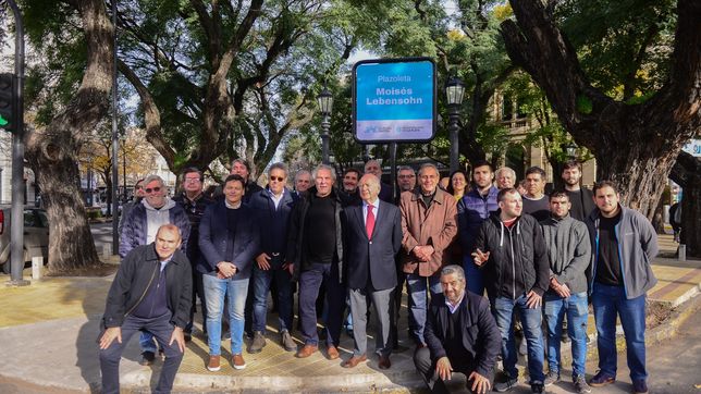 emotivo homenaje a moises lebensohn en la plazoleta de la plata que lleva su nombre