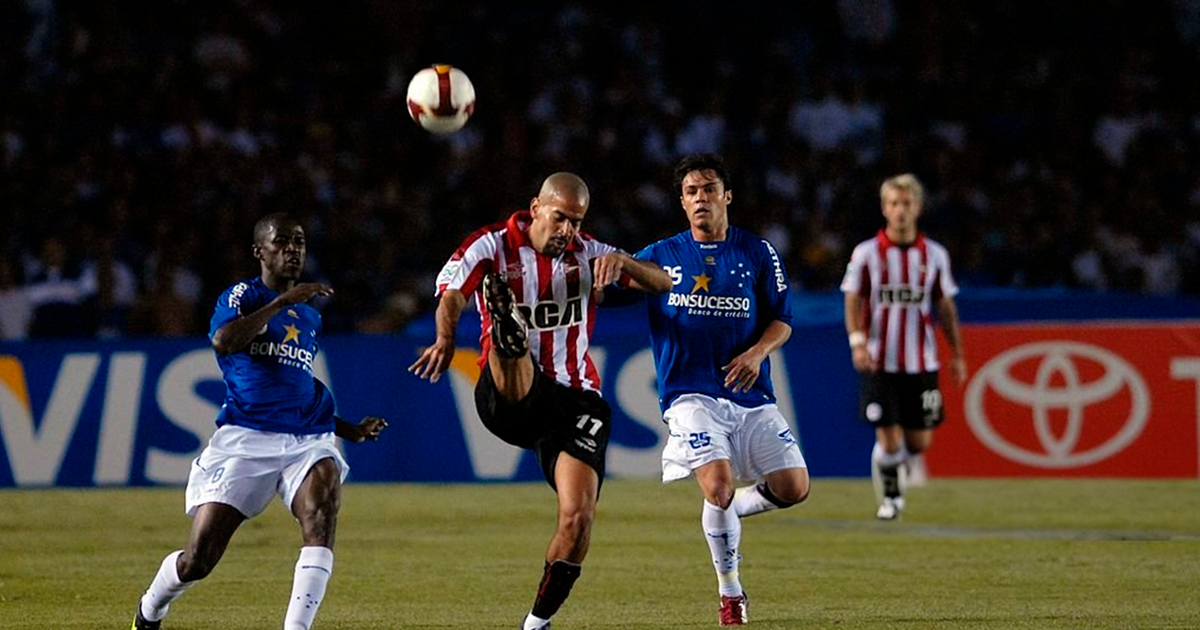 Estudiantes frente a Cruzeiro en 2009, ese mismo año, el Pincha levantó la Copa Libertadores. 